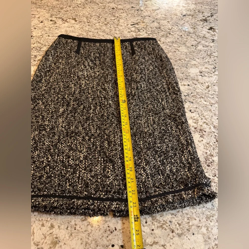 Elegant Black and Gray Tweed Skirt‎